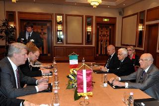 Il Presidente della Repubblica Giorgio Napolitano con Valdis Zatlers, Presidente della Repubblica di Lettonia, durante i colloqui in occasione del vertice informale dei Capi di Stato dell'Arraiolos Group &quot;Uniti per l'Europa&quot;