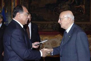 Il Presidente Giorgio Napolitano con Carlos Roca Caceres, nuovo Ambasciatore della Repubblica del Perù in occasione della presentazione delle Lettere Credenziali