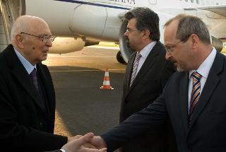 Il Presidente Giorgio Napolitano al suo arrivo a Praga accolto dal Vice Ministro degli Affari Esteri, Tomàs Dub, e dal Segretario generale della Presidenza della Repubblica Ceca Jirì Weigl