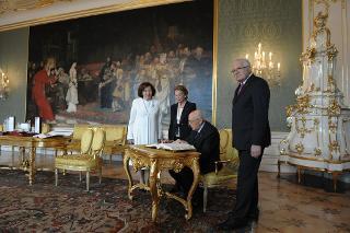 Il Presidente Giorgio Napolitano e il Presidente della Repubblica Ceca Vaclav Klaus con le rispettive consorti, durante la firma del registro d'onore