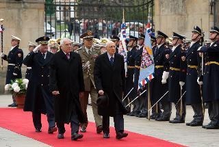 Il Presidente Giorgio Napolitano e il Presidente della Repubblica Ceca Vaclav Klaus passano in rassegna i militari schierati al Castello di Praga, in occasione della visita di Stato