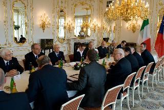 Il Presidente Giorgio Napolitano e il Presidente della Repubblica Ceca Vaclav Klaus, nel corso dell'incontro allargato alle delegazioni