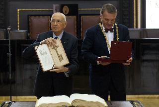 Il Presidente Giorgio Napolitano mostra le Chiavi della città di Praga, consegnate dal Sindaco Bohuslav Svobodova