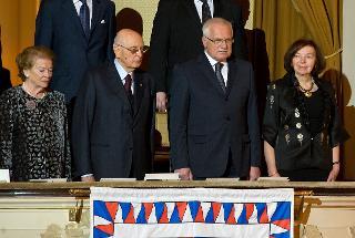 Il Presidente Giorgio Napolitano, il Presidente della Repubblica Ceca Vaclav Klaus e le rispettive consorti in occasione del concerto alla Casa Municipale di Praga, eseguito dalla Filarmonica della Scala di Milano