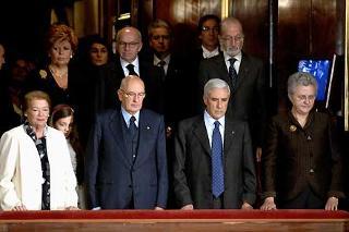 Il Presidente Giorgio Napolitano con il Presidente del Senato Franco Marini, il Presidente della Camera Fausto Bertinotti e rispettive Signore insieme al Presidente della Corte costituzionale Franco Bile durante l'esecuzione dell'Inno Nazionale, in occasione del Concerto di Natale nell'Aula di Palazzo Madama