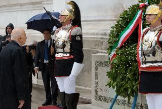 Il Presidente Giorgio Napolitano depone una corona d'alloro nella ricorrenza del 66° anniversario della Liberazione
