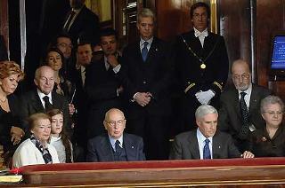 Il Presidente Giorgio Napolitano con il Presidente del Senato Franco Marini, il Presidente della Camera Fausto Bertinotti e rispettive Signore, insieme al Presidente della Corte costituzionale Franco Bile durante il concerto di Natale nell'aula di Palazzo Madama