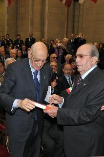 Il Presidente Giorgio Napolitano riceve in dono un libro dall'On. Gerardo Agostini, Presidente della Confederazione Italiana fra le Associazioni Combattentistiche e Partigiane