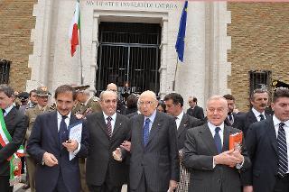 Il Presidente Giorgio Napolitano al termine della cerimonia con gli esponenti delle Associazioni Combattentistiche e Partigiane e le Associazioni d'Arma lascia la Casa Madre del Mutilato di Guerra
