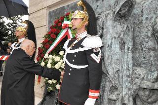 Il Presidente Giorgio Napolitano nel corso della deposizione di una corona di fiori sul monumento dedicato alle Vittime sul lavoro