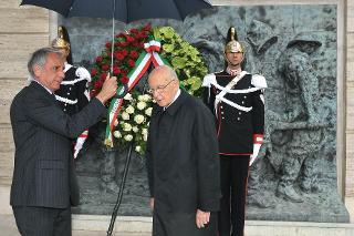 Il Presidente Giorgio Napolitano nel corso della deposizione di una corona di fiori sul monumento dedicato alle Vittime sul lavoro