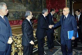 Il Presidente Giorgio Napolitano con il Presidente del Consiglio Romano Prodi ed i Ministri Bersani, D'Alema, Parisi e Padoa Schioppa, in occasione della riunione del Consiglio supremo di difesa