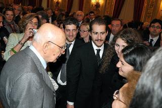 Il Presidente Giorgio Napolitano con una rappresentanza di giovani precari delle Organizzazioni Sindacali nel corso della celebrazione della Festa del Lavoro