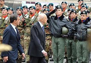 Il Presidente Giorgio Napolitano, accompagnato dal Ministro della Difesa Ignazio La Russa, passa in rassegna un reparto schierato, in occasione della celebrazione del 150° anniversario della costituzione dell'Esercito Italiano