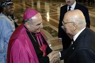 Il Presidente Giorgio Napolitano saluta il Decano Monsignor Paolo Romeo durante la cerimonia di presentazione degli auguri di Natale e Capodanno da parte del Corpo Diplomatico