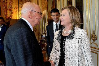 Il Presidente della Repubblica Giorgio Napolitano accoglie la Signora Hillary Clinton, Segretario di Stato degli Stati Uniti d'America al Quirinale