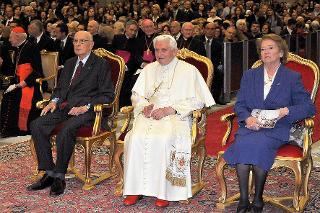 Il Presidente della Repubblica Giorgio Napolitano con il Santo Padre Benedetto XVI in un momento del concerto per il sesto anniversario di Pontificato