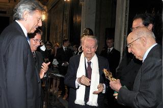 Il Presidente Giorgio Napolitano riceve da Gian Luigi Rondi, Presidente dell'Accademia del Cinema Italiano-Premi David di Donatello un &quot;David di Donatello&quot; speciale per i 150 anni dell'Unità d'Italia