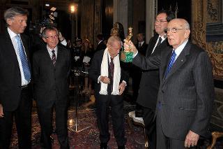 Il Presidente Giorgio Napolitano mostra il &quot;David di Donatello&quot; speciale per i 150 anni dell'Unità d'Italia, in occasione della cerimonia di presentazione dei candidati ai Premi &quot;David di Donatello&quot; per l'anno 2011