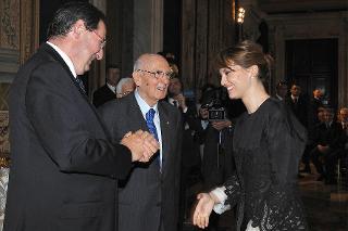 Il Presidente Giorgio Napolitano con Paola Cortellesi in occasione della cerimonia di presentazione dei candidati ai Premi &quot;David di Donatello&quot; per l'anno 2011
