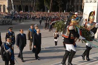 Il Presidente Giorgio Napolitano ascende la Scalea del Vittoriano per deporre una corona d'alloro sulla Tomba del Milite Ignoto
