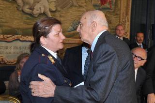 Il Presidente Giorgio Napolitano saluta Carmelina Di Roma, sorella di Ciriaco Di Roma, in occasione della cerimonia del Giorno della Memoria dedicato alle vittime del terrorismo