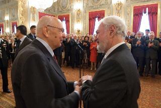 Il Presidente Giorgio Napolitano saluta il Presidente dell' Associazione per il Restauro del Patrimonio Artistico, Conte Paolo Marzotto, al termine dell'incontro con una delegazione dell' A.R.P.A.I