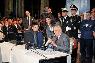 Il Presidente Giorgio Napolitano risponde alle domande poste dagli studenti in collegamento da Udine, Palermo e Pesaro in occasione della manifestazione dal titolo &quot;La scuola per i 150 anni dell'Unità d'Italia&quot;,