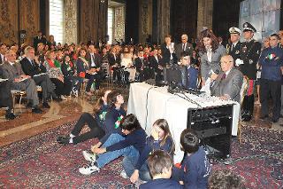 Il Presidente Giorgio Napolitano durante le domande poste dagli studenti in collegamento da Udine, Palermo e Pesaro in occasione della manifestazione &quot;La scuola per i 150 anni dell'Unità d'Italia&quot;