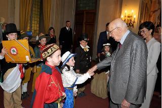 Il Presidente Giorgio Napolitano con alcuni ragazzi che indossano i costumi risorgimentali da loro realizzati nel corso della manifestazione dal titolo &quot;La scuola per i 150 anni dell'Unità d'Italia&quot;