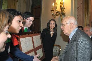 I ragazzi del Convitto Nazionale di Palermo, impegnati in iniziative per la legalità, hanno mostrato al Presidente le pagelle del Giudice Giovanni Falcone