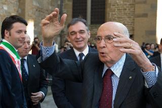 Il Presidente Giorgio Napolitano saluta quanti lo hanno accolto al suo arrivo alla Basilica di Santa Croce, in occasione del Convegno &quot;Firenze, Bettino Ricasoli, l'Unità d'Italia&quot;