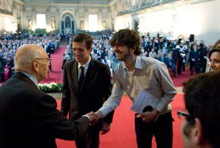 Il Presidente Giorgio Napolitano saluta gli studenti che gli hanno posto alcune domande nel corso dell'incontro nel Salone dei Cinquecento
