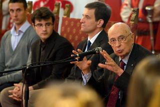 Il Presidente Giorgio Napolitano, con a fianco il Rettore Alberto Tesi, risponde alle domande di alcuni studenti universitari