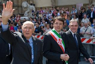 Il Presidente Giorgio Napolitano, con il Sindaco di Firenze Matteo Renzi e il Presidente della Regione Enrico Rossi, risponde al saluto dei cittadini