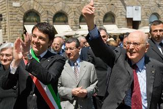 Il Presidente Giorgio Napolitano e il Sindaco di Firenze Matteo Renzi, dinanzi a Palazzo Vecchio, rispondono al saluto dei cittadini
