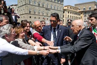 Il Presidente Giorgio Napolitano a Piazza della Signoria risponde al saluto dei cittadini