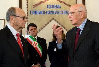 Il Presidente Giorgio Napolitano con il Presidente dell'Accademia dei Georgofili Franco Scaramuzzi, durante la visita alla mostra &quot;I Georgofili per l'Unità d'Italia&quot;