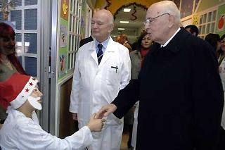Il Presidente Giorgio Napolitano durante la visita al Reparto di Oncologia Infantile del Policlinico Umberto I°, accompagnato dal Prof.Castello