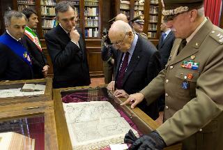 Il Presidente Giorgio Napolitano osserva il più antico atlante italiano, custodito presso l'Istituto Geografico Militare