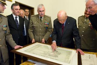 Il Presidente Giorgio Napolitano riceve in dono una pianta topografica del quartire di S. Ferdinando di Napoli, dove ha vissuto per molti anni