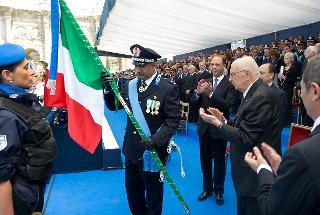 Il Presidente Giorgio Napolitano nel corso della consegna della Bandiera d'Istituto al Gruppo Operativo Mobile della Polizia Penitenziaria