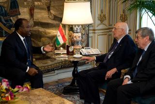 Il Presidente Giorgio Napolitano, con a fianco il Sottosegretario agli Esteri Vincenzo Scotti, nel corso dei colloqui con il Presidente della Repubblica del Gabon Ali Bongo Ondimba