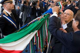 Il Presidente Giorgio Napolitano consegna la Medaglia d'Oro al Merito Civile alla Bandiera della Polizia di Stato