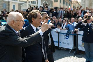 Il Presidente Giorgio Napolitano con il Capo della Polizia Antonio Manganelli, al termine della cerimonia per il 159° anniversario della fondazione della Polizia di Stato, risponde al saluto del pubblico