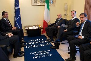 Il Presidente Giorgio Napolitano e il Segretario generale della NATO Anders Fogh Rasmussen, nel corso dei colloqui allargati alle delegazioni.