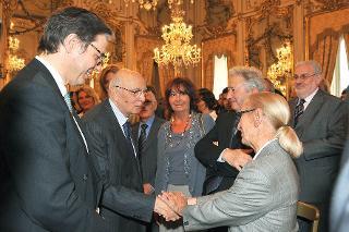 Il Presidente Giorgio Napolitano saluta al termine della cerimonia i rappresentanti dell'Associazione Stampa Estera in Italia