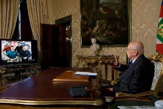 Il Presidente Giorgio Napolitano saluta gli astronauti in collegamento dalla Stazione Spaziale Internazionale