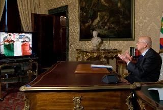 Il Presidente Giorgio Napolitano applaude al passaggio del tricolore dall'astronauta Roberto Vittori a Paolo Nespoli