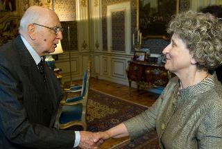 Il Presidente Giorgio Napolitano accoglie Sonia Villone, Vice Presidente di Amnesty International - Sezione italiana, in occasione del cinquantesimo anniversario di fondazione dell'Associazione